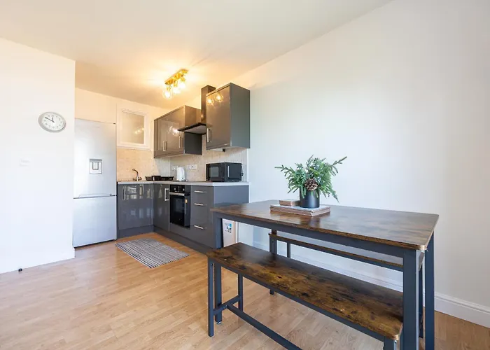 Cosy, Central 2 Bed Flat Parking