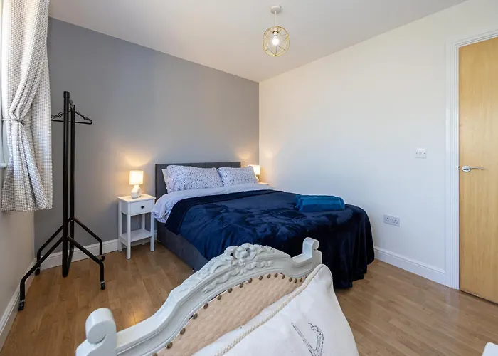 Cosy, Central 2 Bed Flat Parking